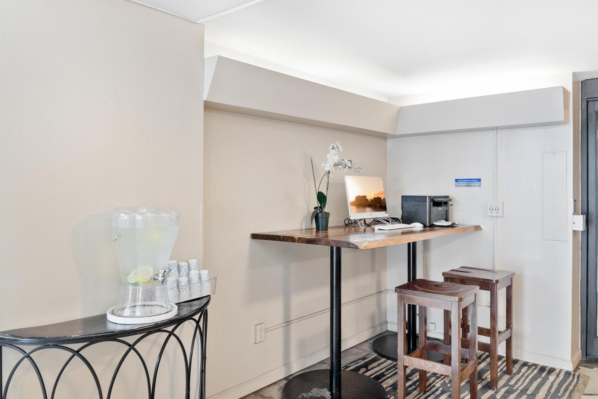 Apartment Cozy 1br With Great Ocean Views - 3 Mins To Waikiki Beach! *
