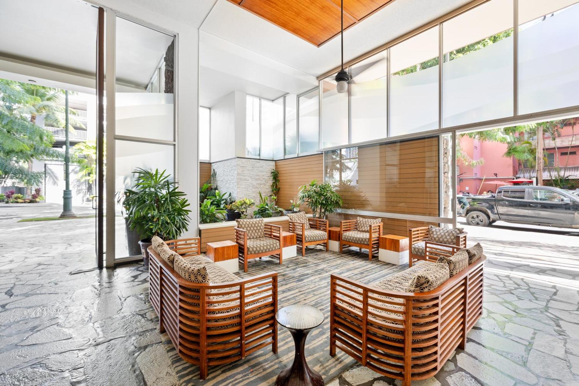 Cozy 1br With Great Ocean Views - 3 Mins To Waikiki Beach!