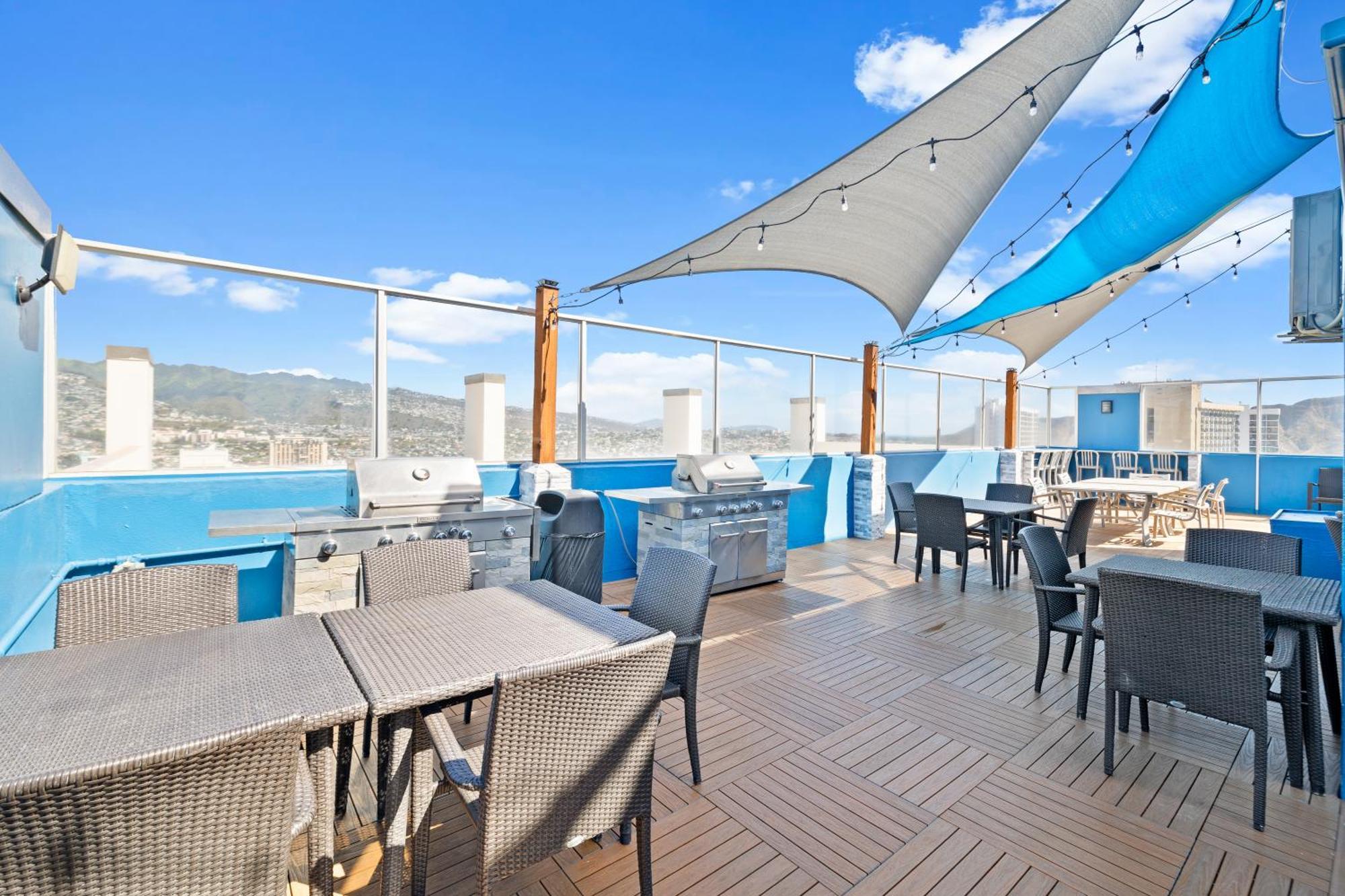Apartment Cozy 1br With Great Ocean Views - 3 Mins To Waikiki Beach!