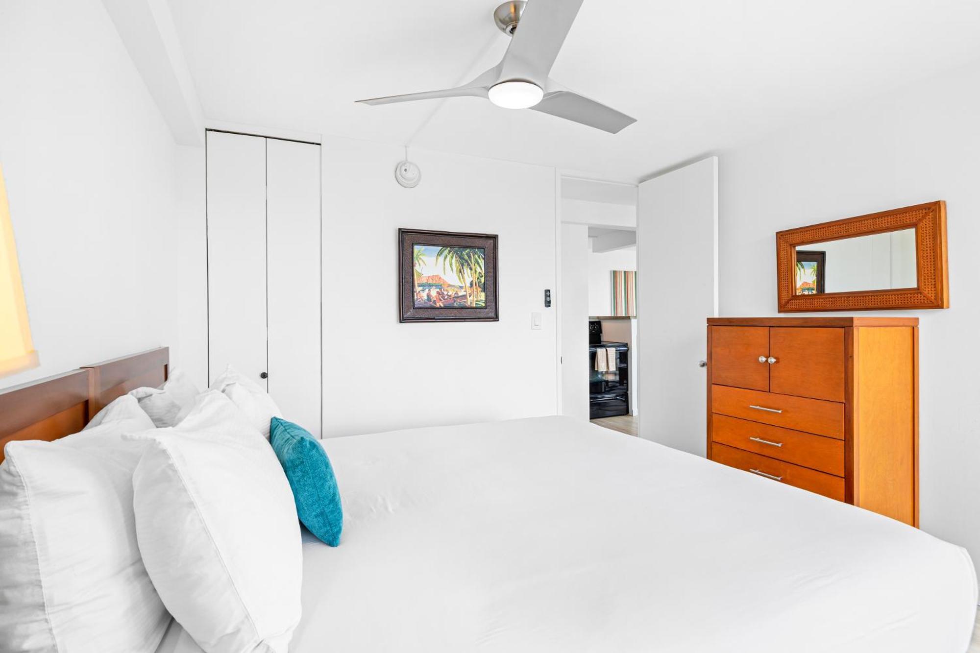 Apartment Cozy 1br With Great Ocean Views - 3 Mins To Waikiki Beach!
