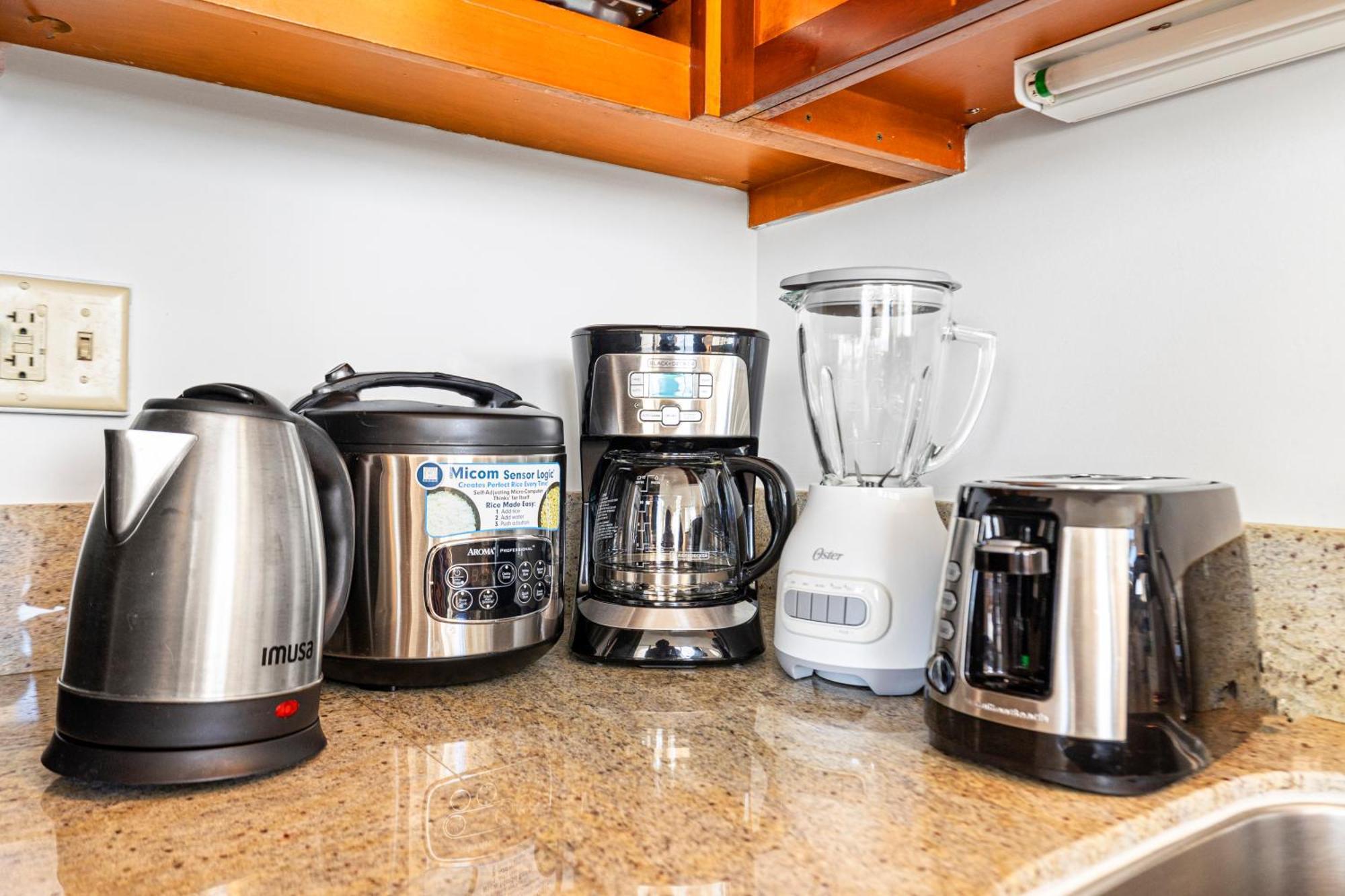 Cozy 1br With Great Ocean Views - 3 Mins To Waikiki Beach! *