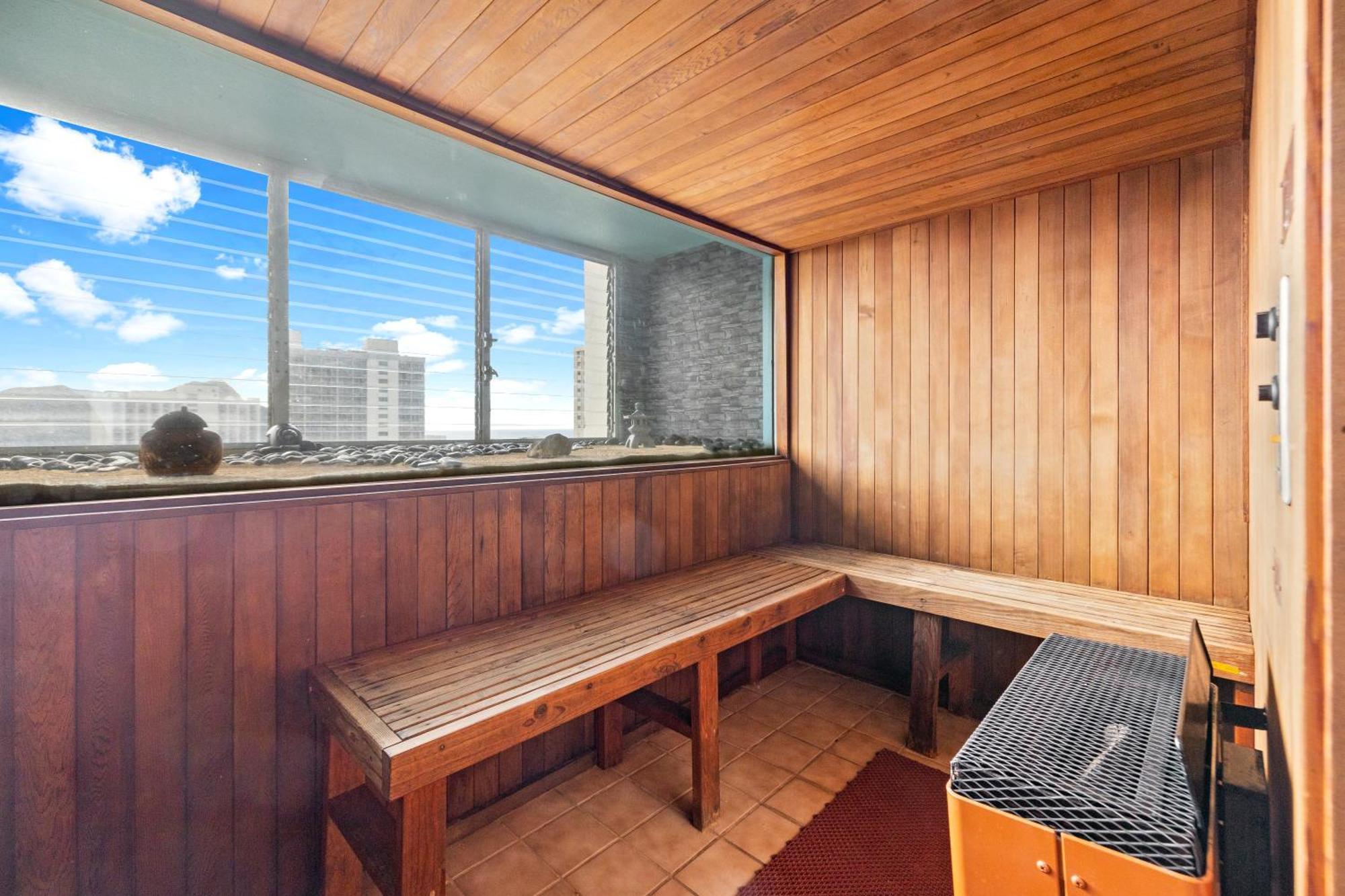 Cozy 1br With Great Ocean Views - 3 Mins To Waikiki Beach! *