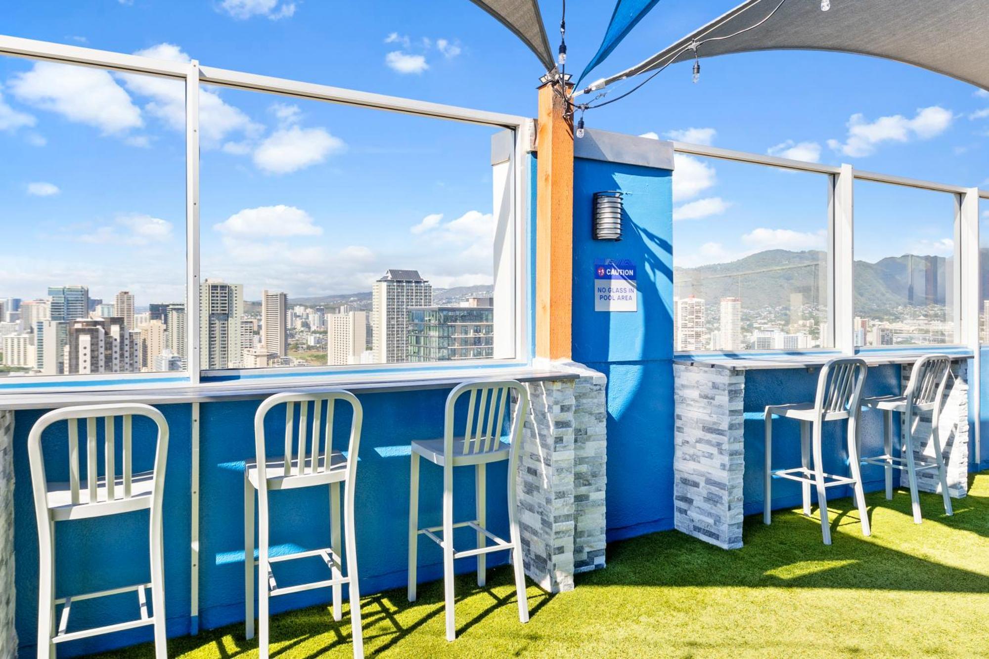 Cozy 1br With Great Ocean Views - 3 Mins To Waikiki Beach! *