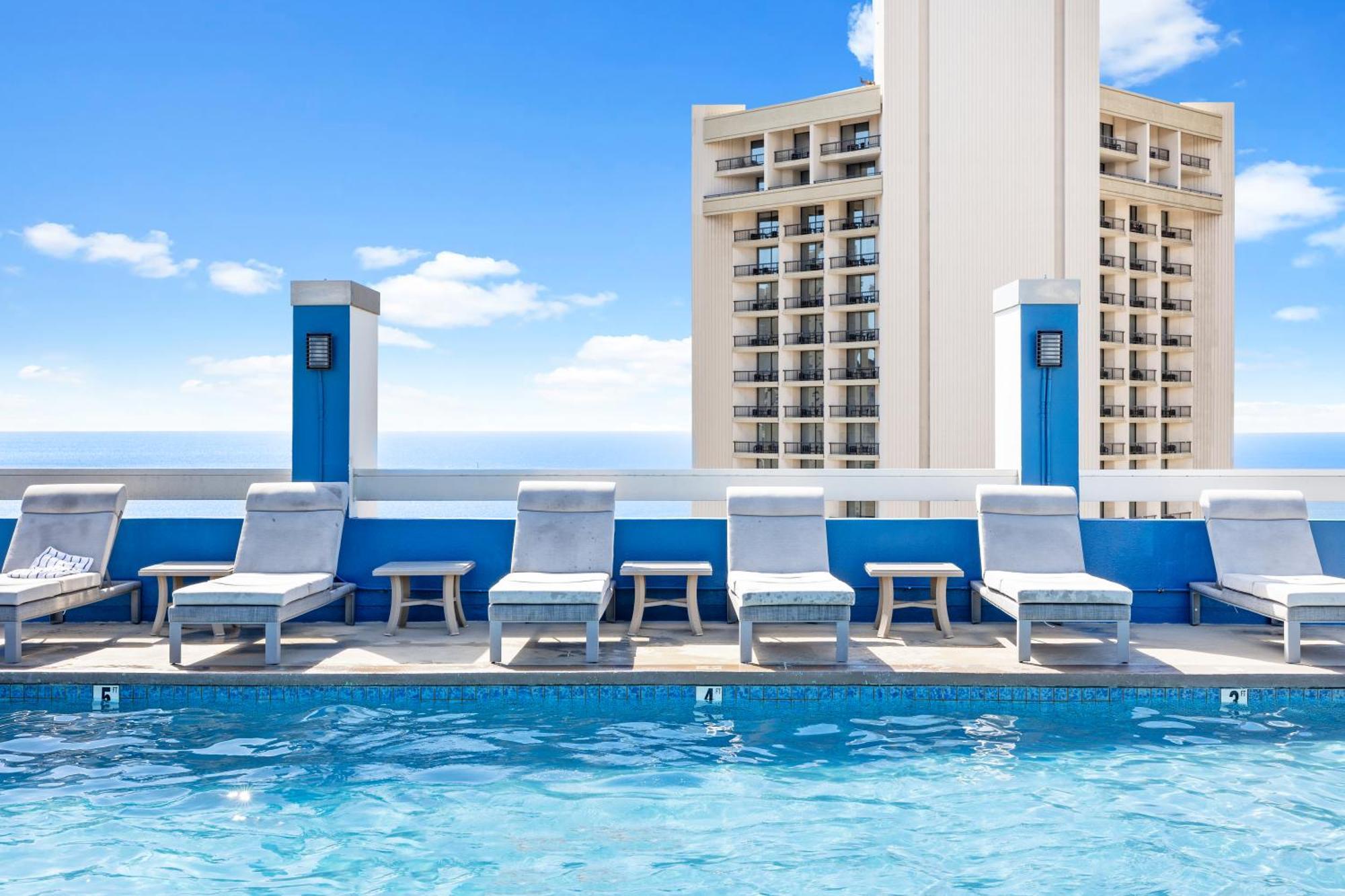 Cozy 1br With Great Ocean Views - 3 Mins To Waikiki Beach! *